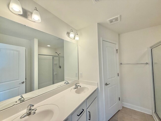 Building Photo - Spacious 3BD, 2.5BA End Unit Raleigh Townhome Near White Oak Shopping Center, I-40, and Downtown ...