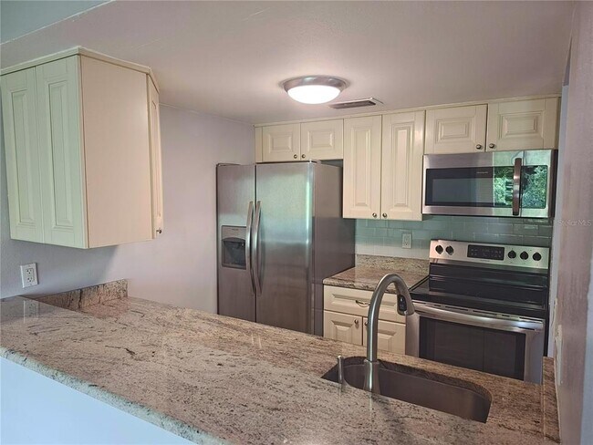 Building Photo - 2525 W Bay Dr