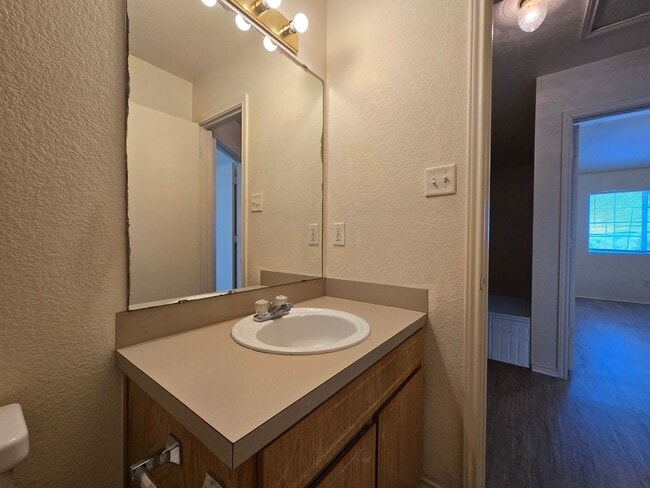 Building Photo - AVAILABLE NOW!