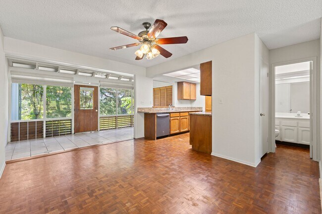 Building Photo - Pet Friendly Pearl City Townhouse with A/C