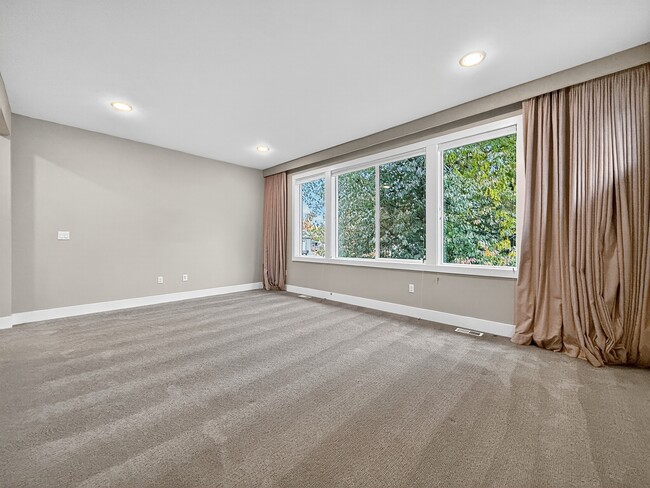 Building Photo - 2821 Garden Ave N