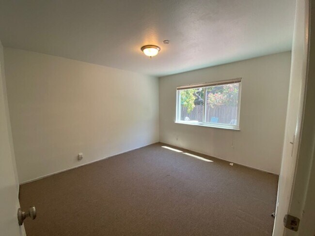 Building Photo - 3158 Moorpark Ave
