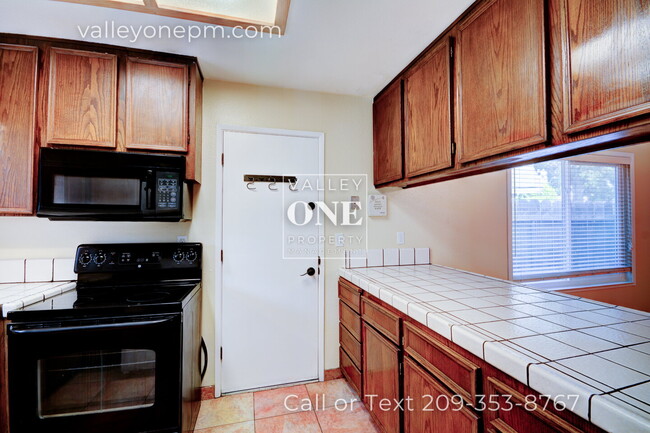 Building Photo - 2717 Palomino Ln