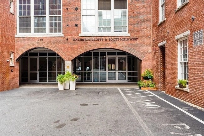 Building Photo - 130 John St