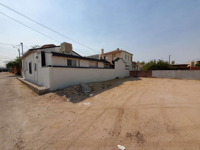 Building Photo - "Charming 1-Bed Oasis in Tucson - Cozy 660 Sq. Ft. Retreat on S 7th Ave!"