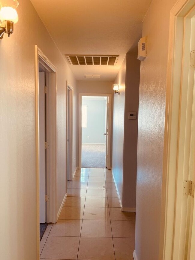 Building Photo - READY TO VIEW NOW! Beautiful 3 Bed 2 Bath Home in Buckeye