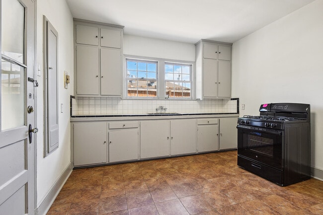 Building Photo - 570 Caddo St