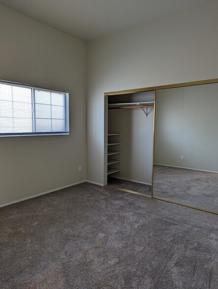 Building Photo - 5440 Topeka Dr