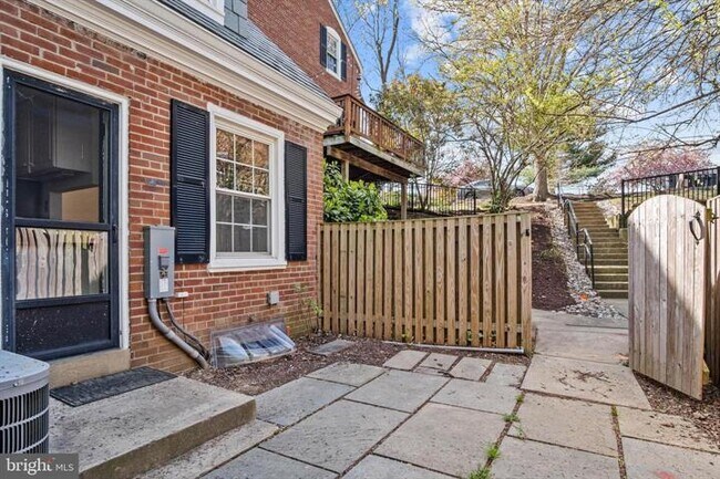 Building Photo - Charming 1-Bedroom Townhouse with 2 Full Baths in Arlington