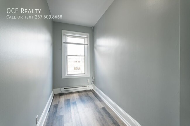 Building Photo - Large Bi-Level Apartment on Spring Garden ...