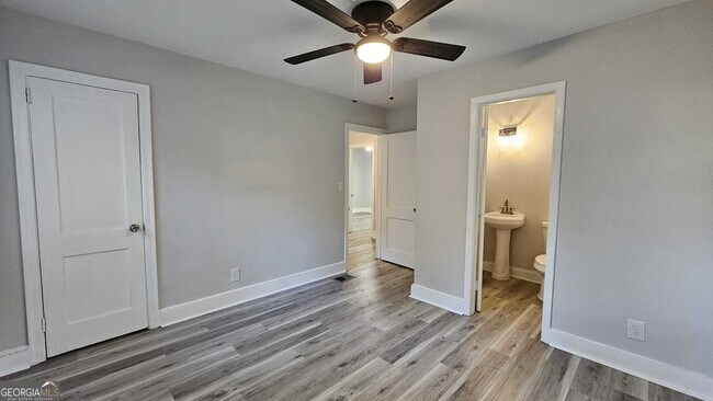 Building Photo - 1830 Meadow Ln