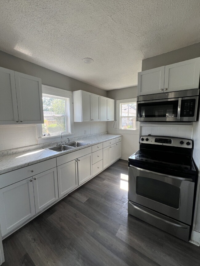 Building Photo - Newly Renovated 2 bedroom / 1 bathroom hou...