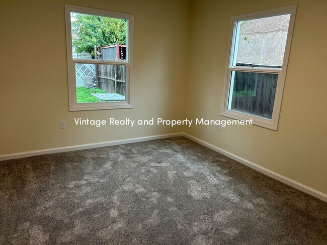 Building Photo - Just Like New Cozy 2 Bedroom Home That Is Ready to Go!!!