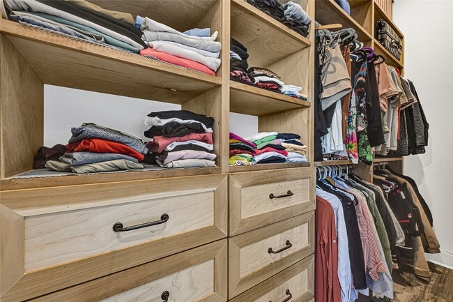 Building Photo - 1107 W 21st St