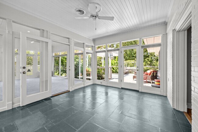Building Photo - Gorgeous and Spacious 3 Bedroom Ranch in T...