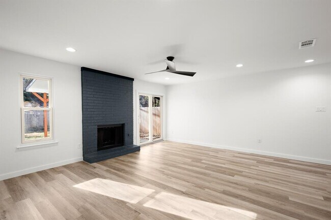 Building Photo - 9717 Anderson Village Dr