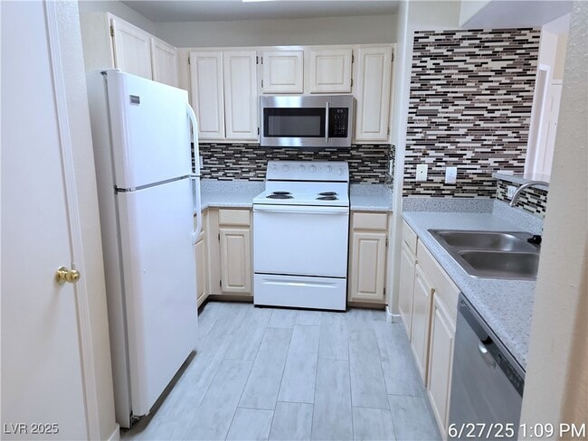 Building Photo - 555 E Silverado Ranch Blvd