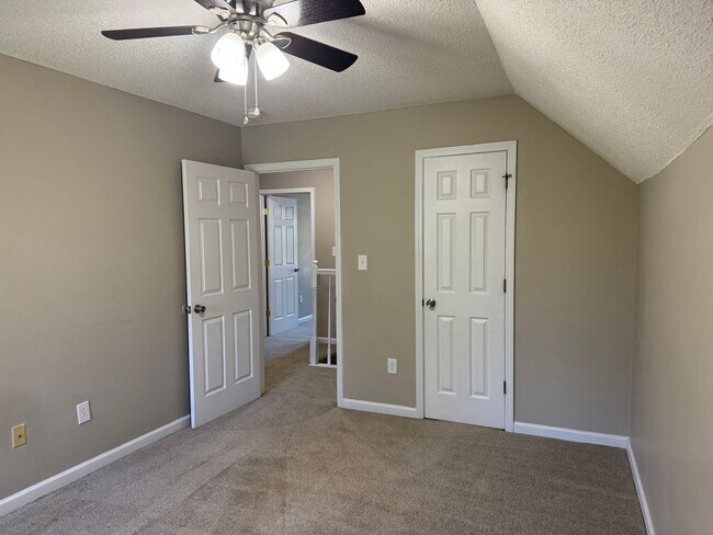 Building Photo - $1425/18 month lease or $1450/12 month lease.