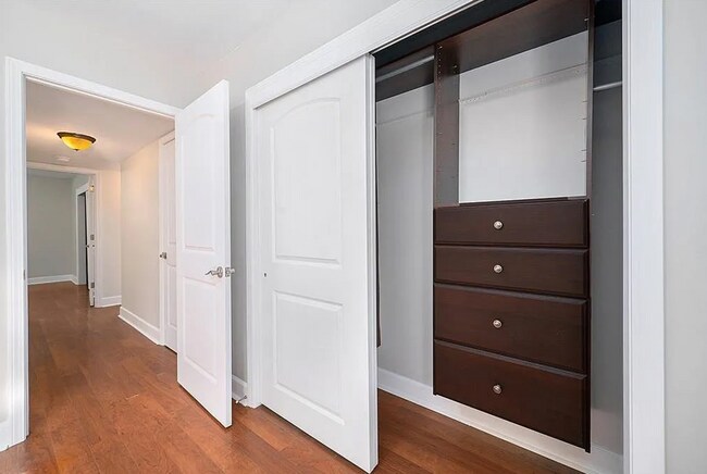 Building Photo - 524 W 10th St