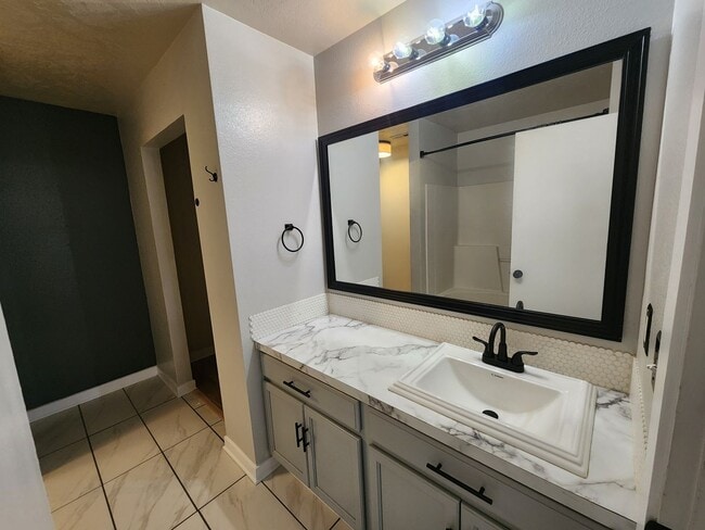 Building Photo - 3 Bedroom in Middleton