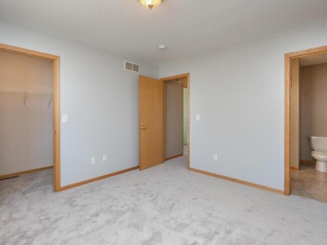 Upper Bedroom 1 - 4183 Peregrine Ln SE