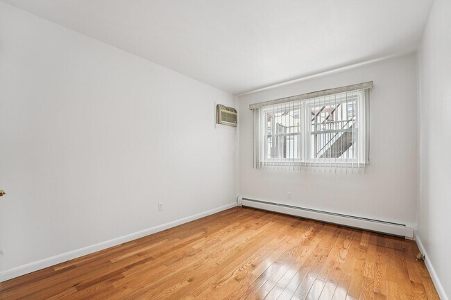 Building Photo - 529 38th St