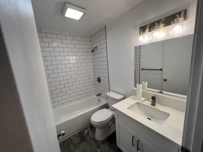 Building Photo - Upgraded Spacious 2 Bedrooms, 2 Full Bath ...