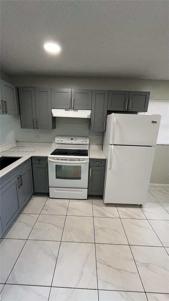 Building Photo - 4010 Lakeside Dr