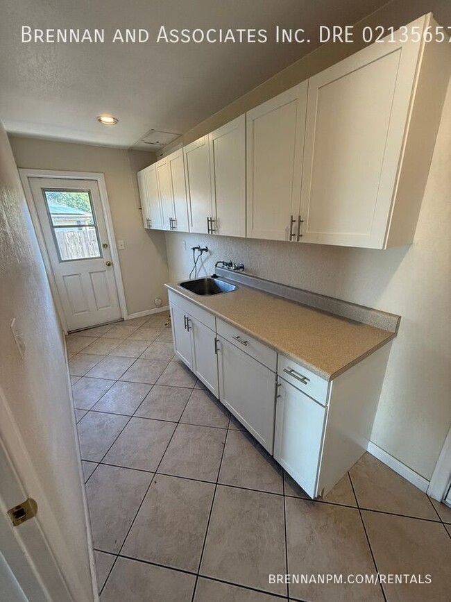 Building Photo - Stunning 3-Bed Home in Bonita with Mountai...