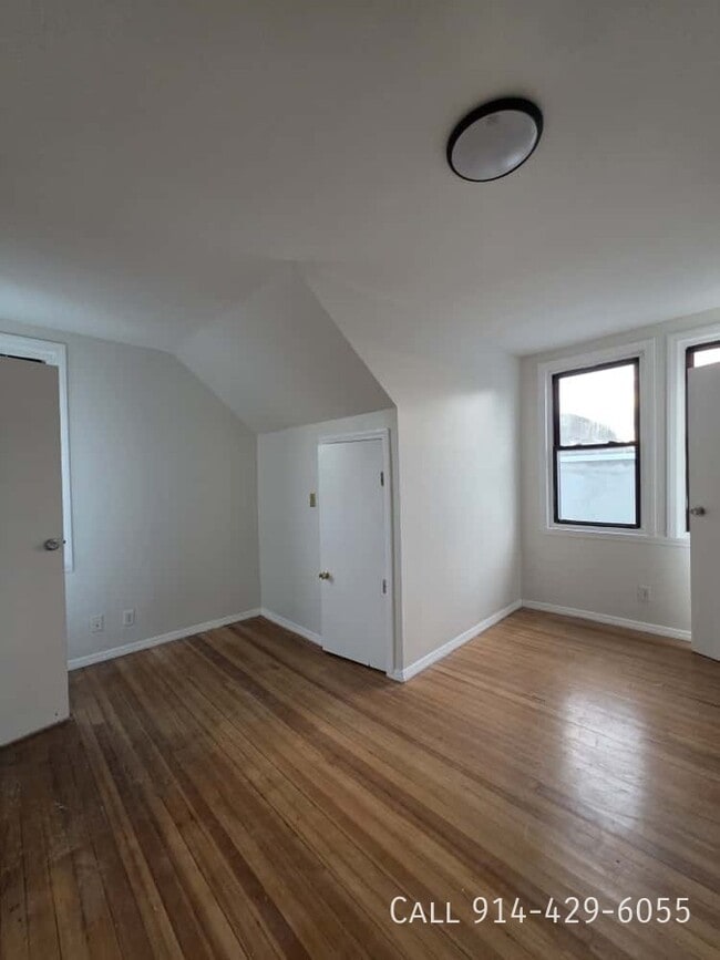 Building Photo - 4 Elm St