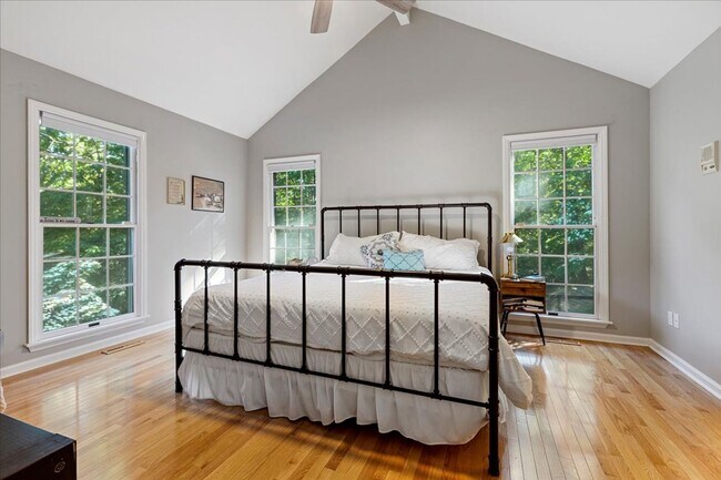 Building Photo - Five Bedroom Home