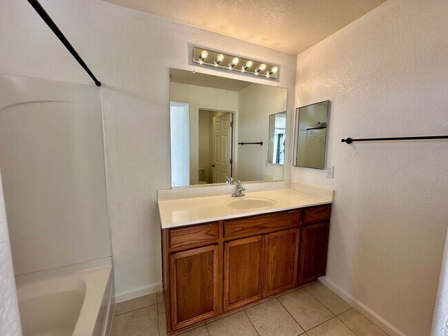 Building Photo - Spacious 2 Story Townhouse Available NOW!