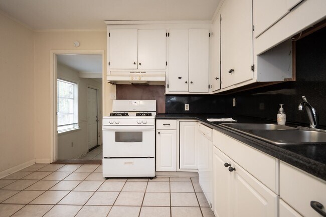 Building Photo - 175 Habersham Way