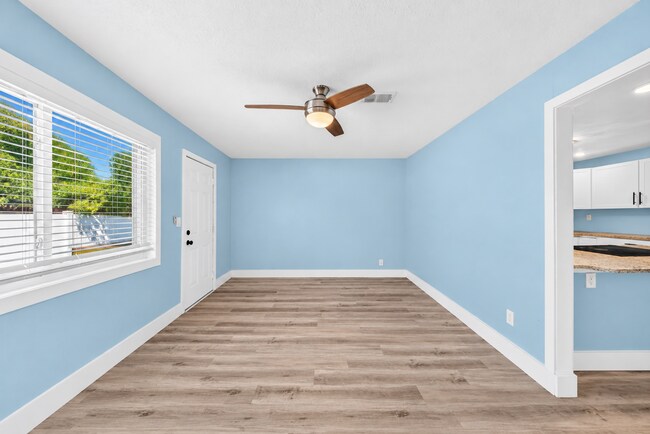 Building Photo - 115 Country Club Dr