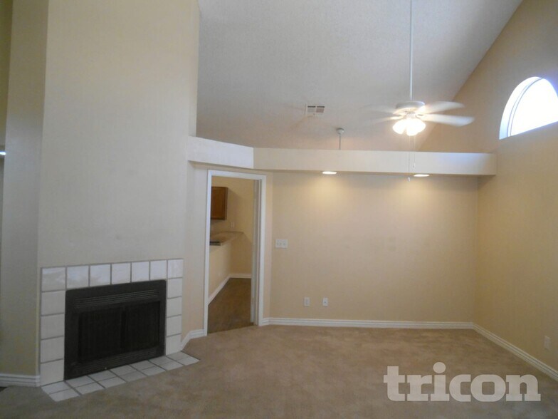 Building Photo - 1706 N Comanche Dr