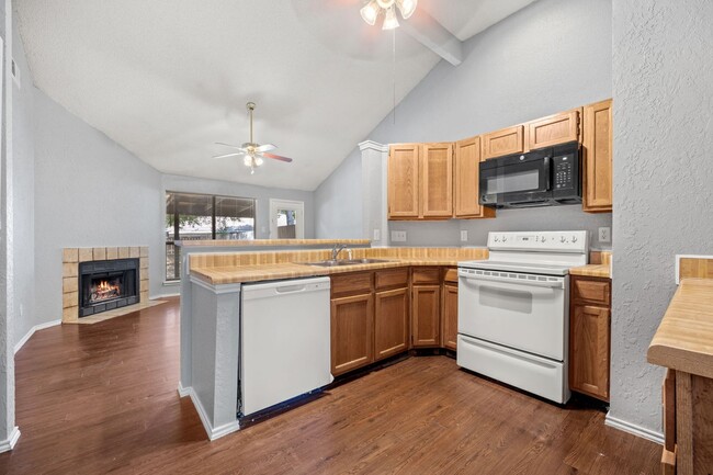 Building Photo - 3017 Hilltop Dr