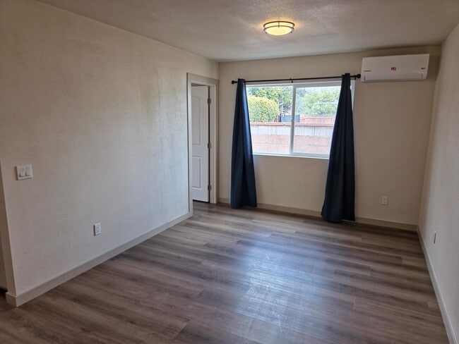 Building Photo - 1805 James Pl