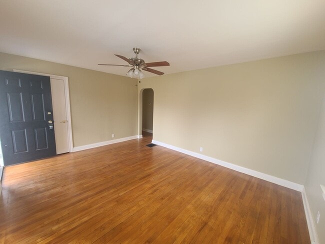 Building Photo - Extra clean and spacious home with a finis...