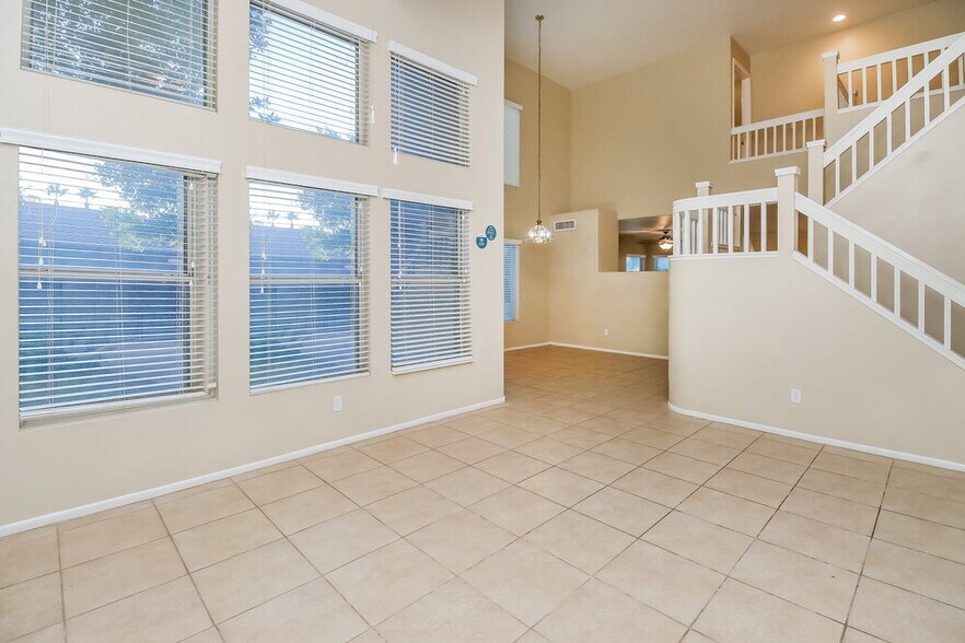 Building Photo - 919 W Juanita Ave