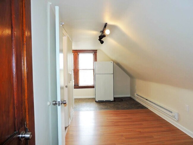 Building Photo - 1656 Eddington Rd