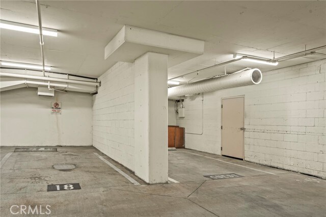 Building Photo - 8788 Shoreham Dr