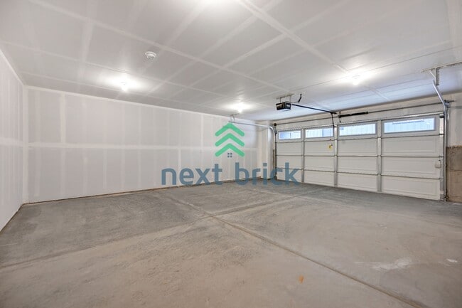 Building Photo - 3 BED & 2.5 BATH TOWNHOUSE FOR RENT