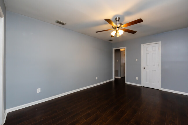 Building Photo - 4713 Belle Plaine Dr