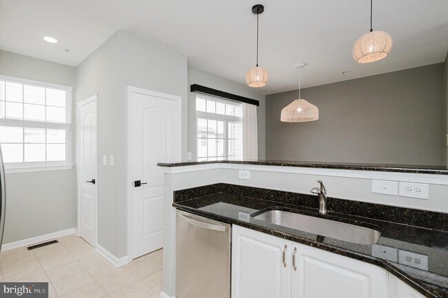 Building Photo - 557 Rhapsody Ct