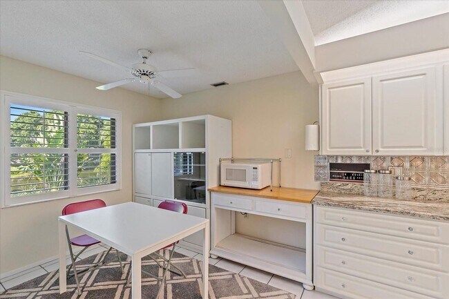 Building Photo - 4814 Country Oaks Blvd