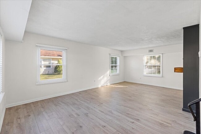 Building Photo - 114 Millbrook Dr