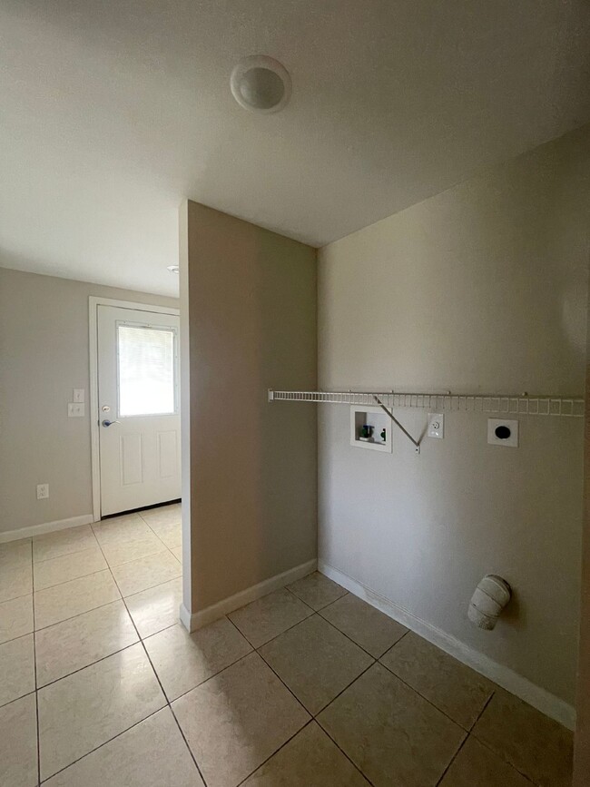 Building Photo - "Spacious 4-Bed, 4-Bath Oasis in Panama Ci...