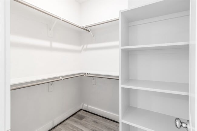 Building Photo - 1284 N Post Oak Rd