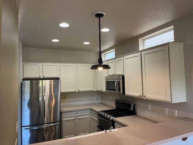 Building Photo - $500 Off first full month!!  3 Bedroom 2.5...