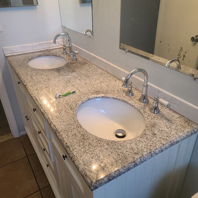 Building Photo - 5-Bedroom Pool Home with 2 Full Baths - Spacious 2373 Sq Ft Home in Englewood's Prime Location!"